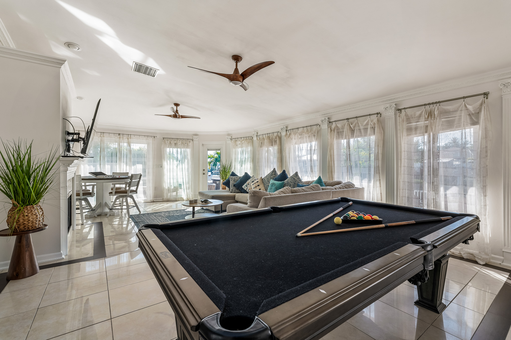 Deep cleaning on a vacation rental in Florida